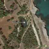 Noi l�abbiamo scoperto su google maps, dove appare chiaramente nella sua forma ovaleggiante e ci siamo messi alla sua ricerca